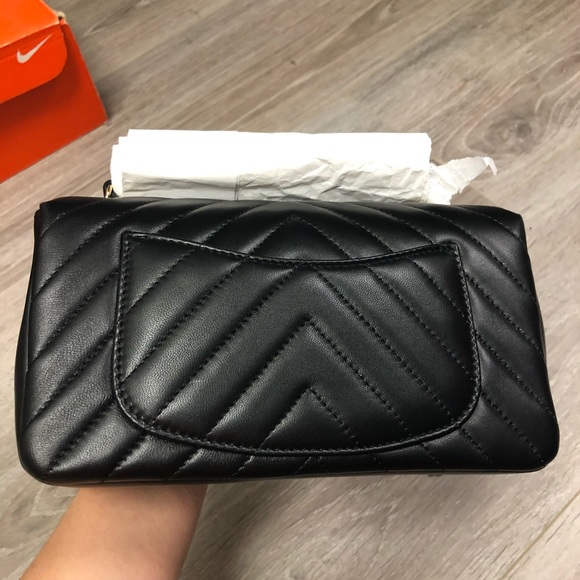 Chanel 20B Mini Chevron Black Lambskin LGHW - Picture 2 of 10